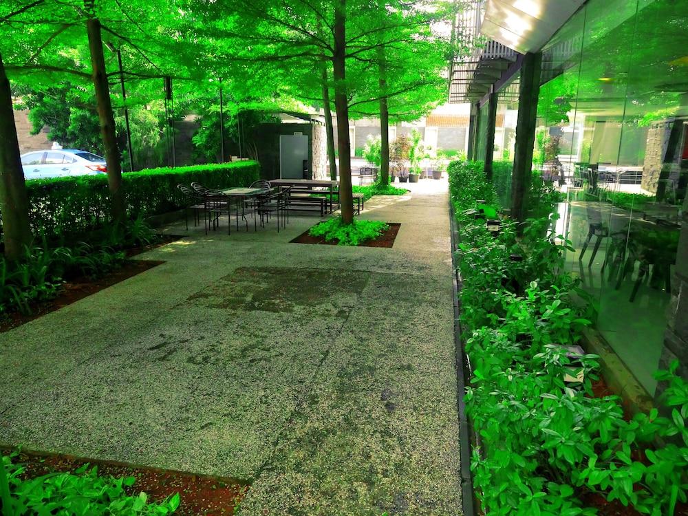 Yasmin Hotel Karawaci Tangerang Exterior photo